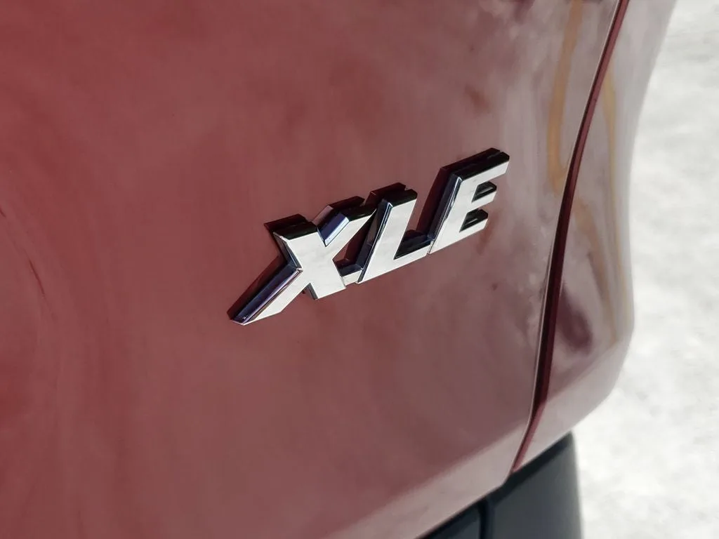 2022 Toyota RAV4 XLE Premium photo 9