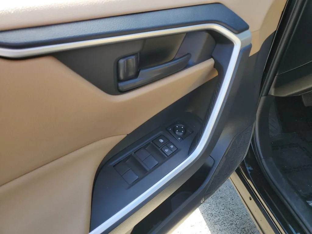 2025 Toyota RAV4 Hybrid LE photo 17