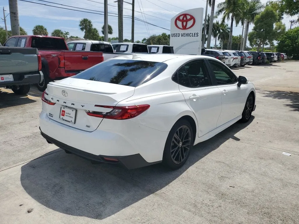 2025 Toyota Camry SE photo 4