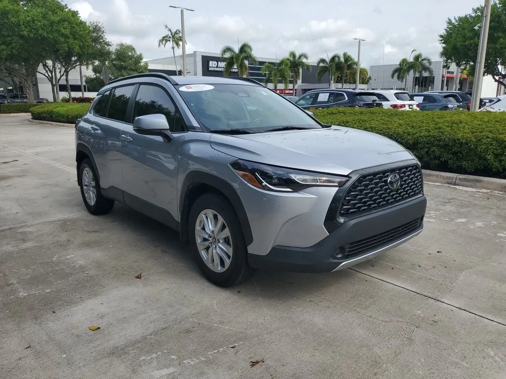 2024 Toyota Corolla Cross LE photo 3