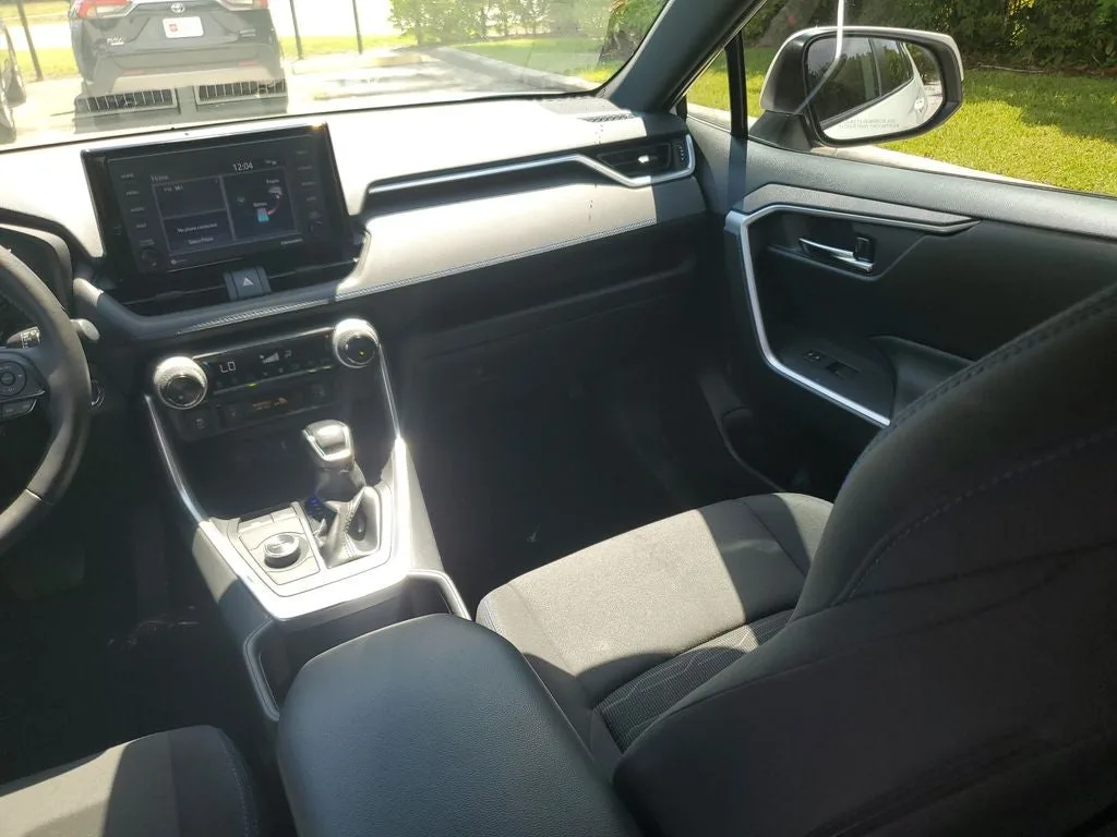2022 Toyota RAV4 Hybrid SE photo 18