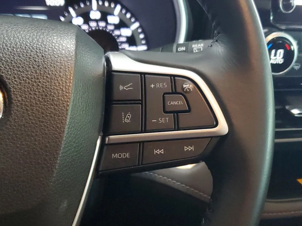 2024 Toyota Highlander XLE photo 26