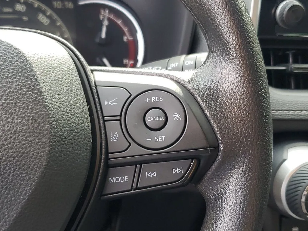 2025 Toyota RAV4 XLE photo 24