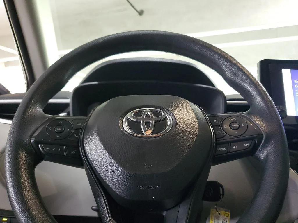 2025 Toyota Corolla Cross L photo 21