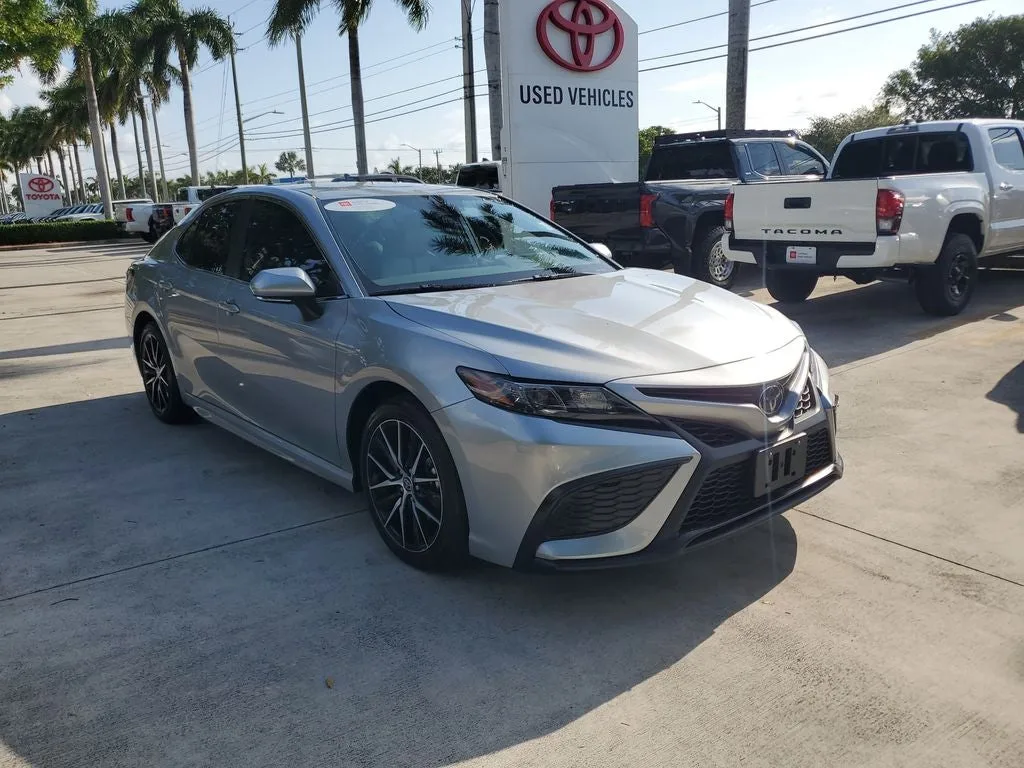 2023 Toyota Camry SE photo 3