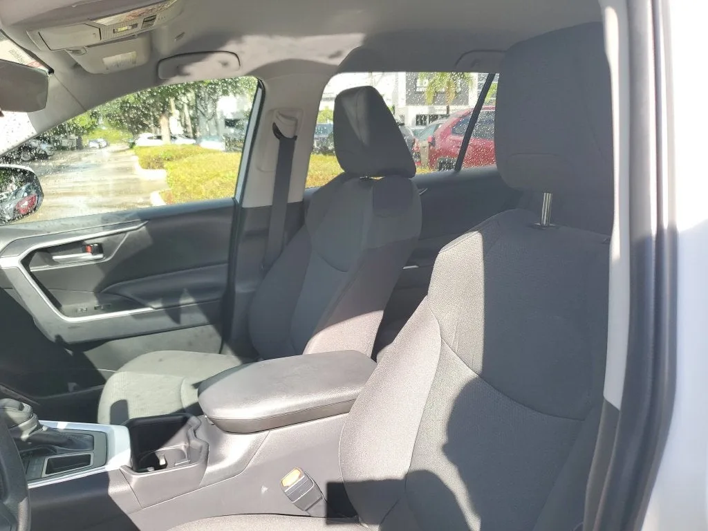 2025 Toyota RAV4 XLE photo 19