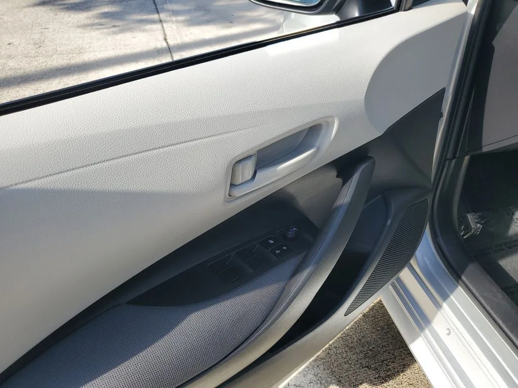 2025 Toyota Corolla LE photo 18