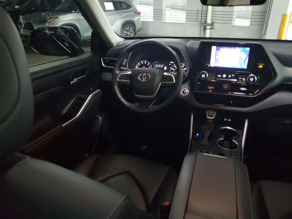 2024 Toyota Highlander XLE photo 16