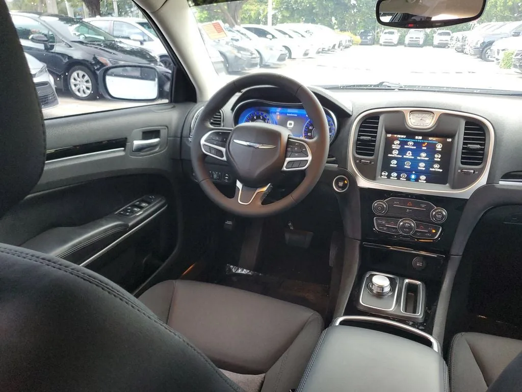 2023 Chrysler 300 Touring photo 13