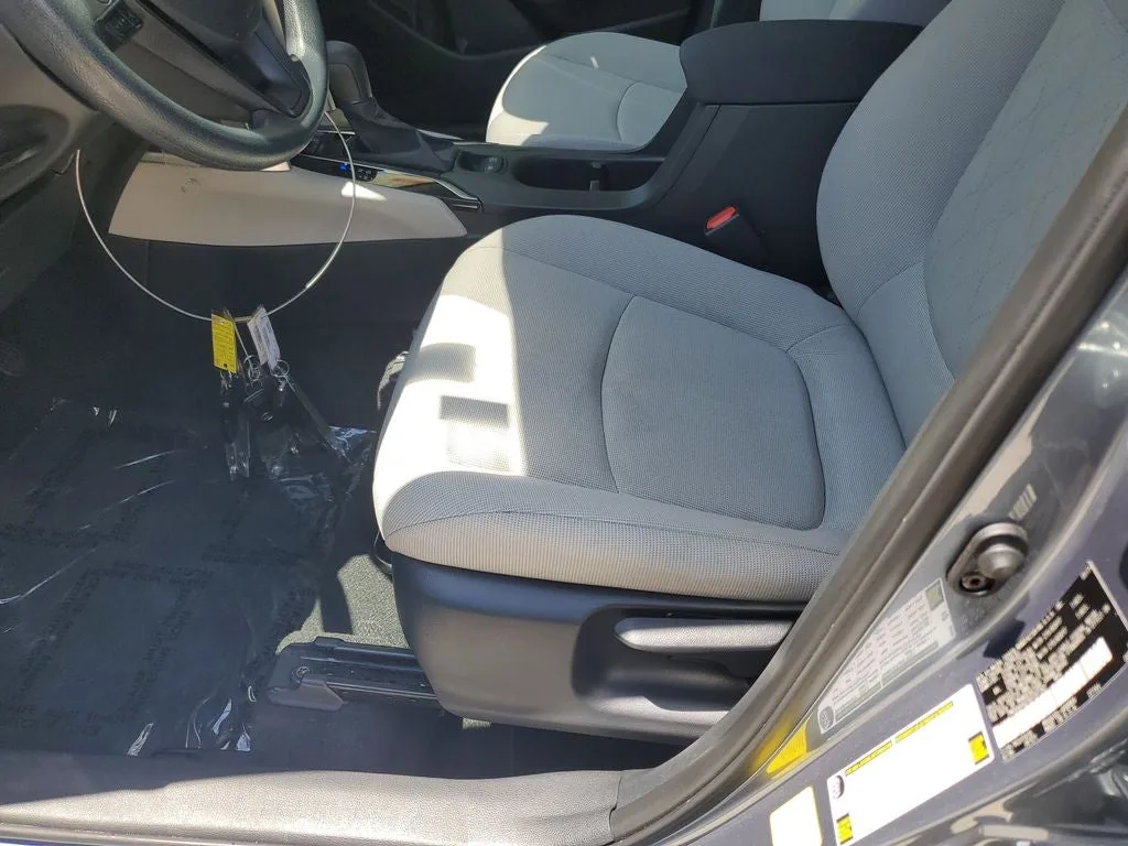 2024 Toyota Corolla Cross L photo 19