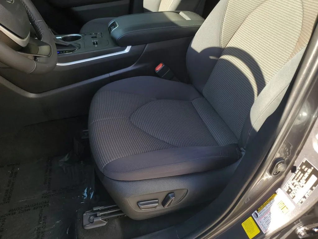 2024 Toyota Highlander LE photo 22