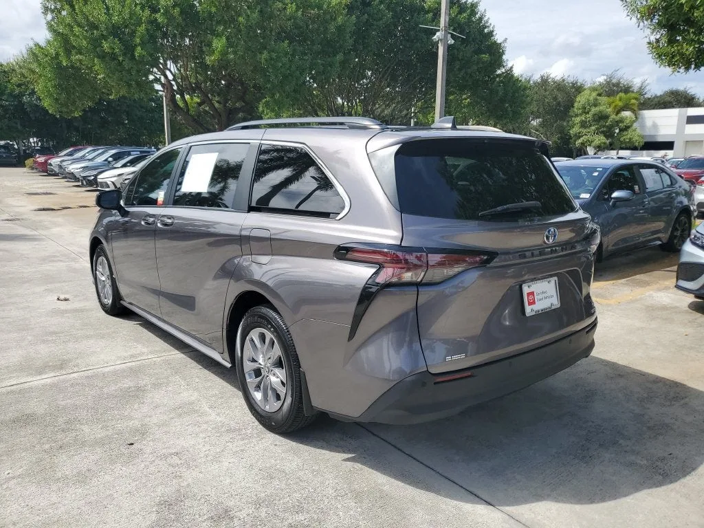 2024 Toyota Sienna XLE 8 Passenger photo 6