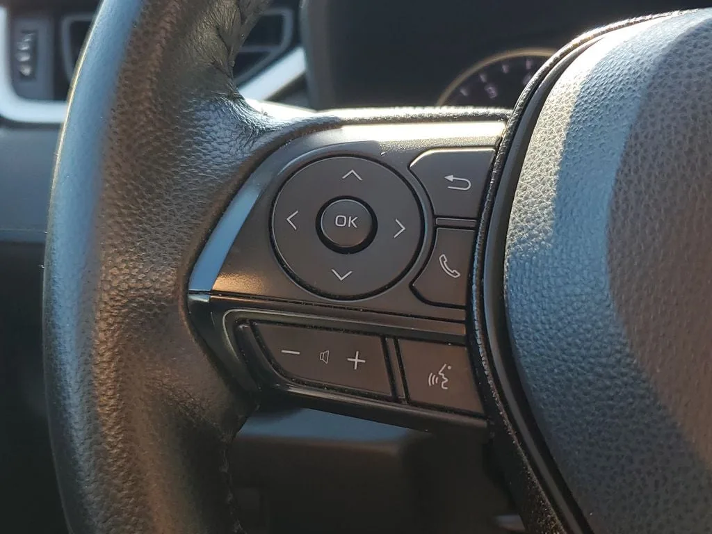2021 Toyota RAV4 LE photo 23