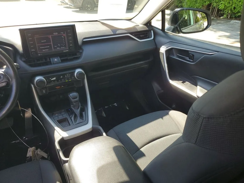 2021 Toyota RAV4 LE photo 16
