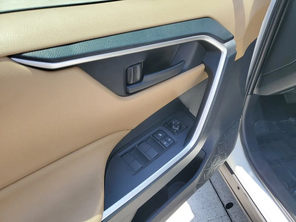2025 Toyota RAV4 Hybrid LE photo 18
