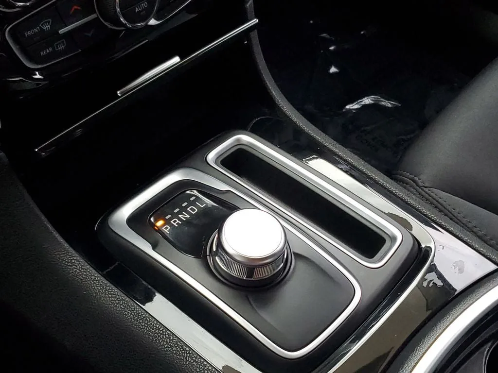 2023 Chrysler 300 Touring photo 28