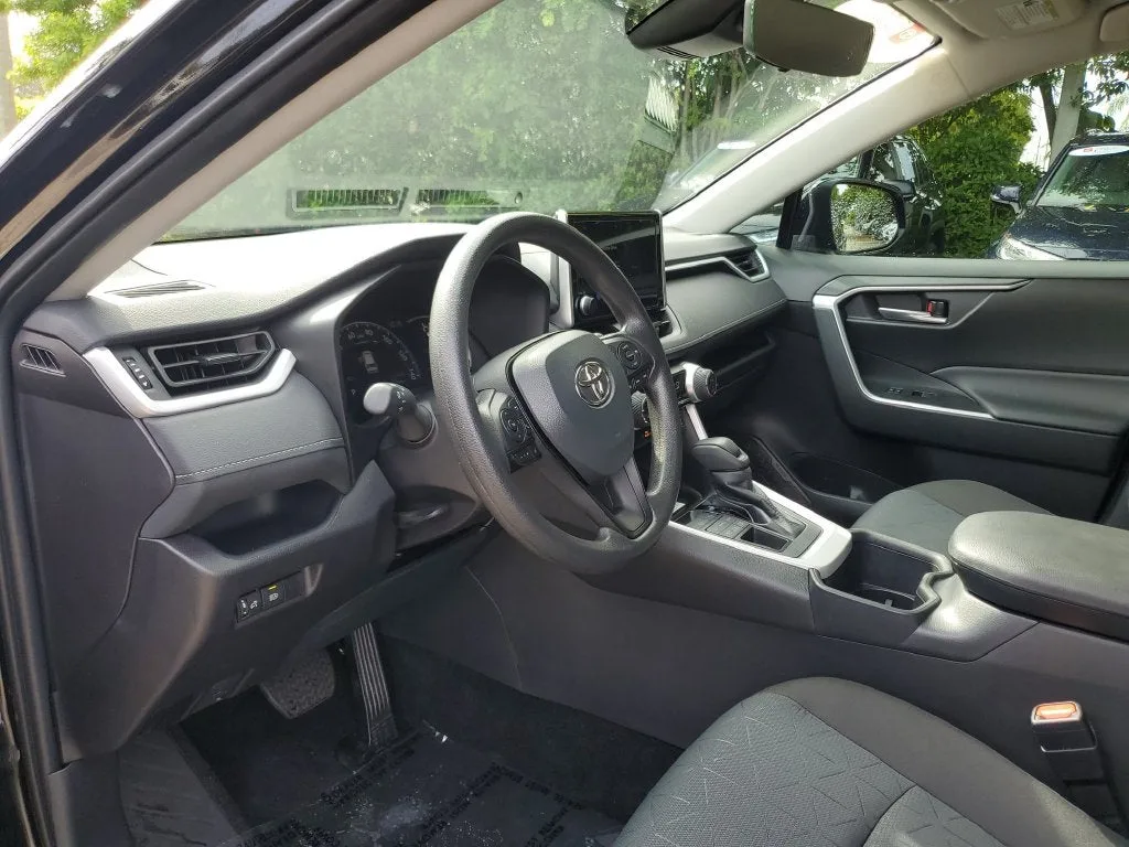2025 Toyota RAV4 XLE photo 21