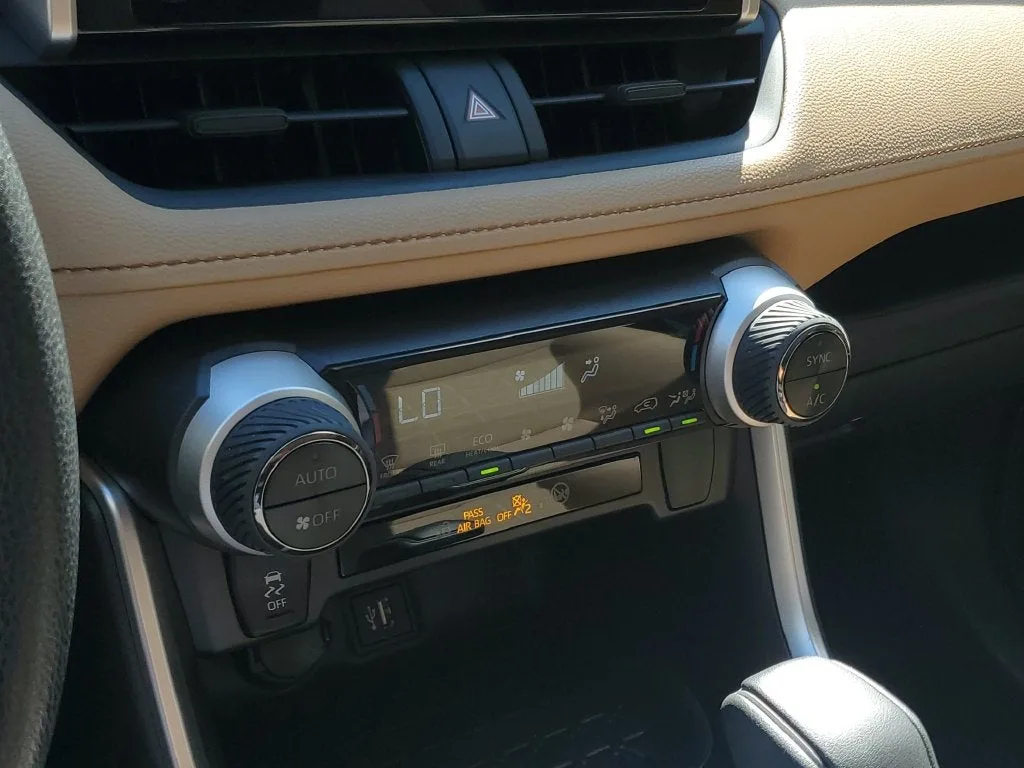 2024 Toyota RAV4 Hybrid XLE photo 28