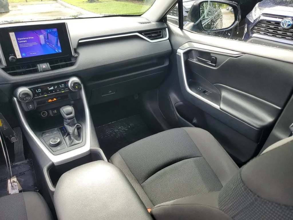 2025 Toyota RAV4 Hybrid LE photo 16