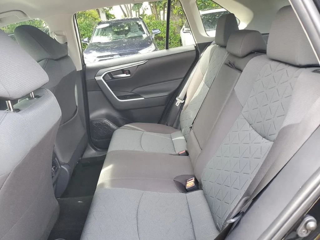 2025 Toyota RAV4 XLE photo 12