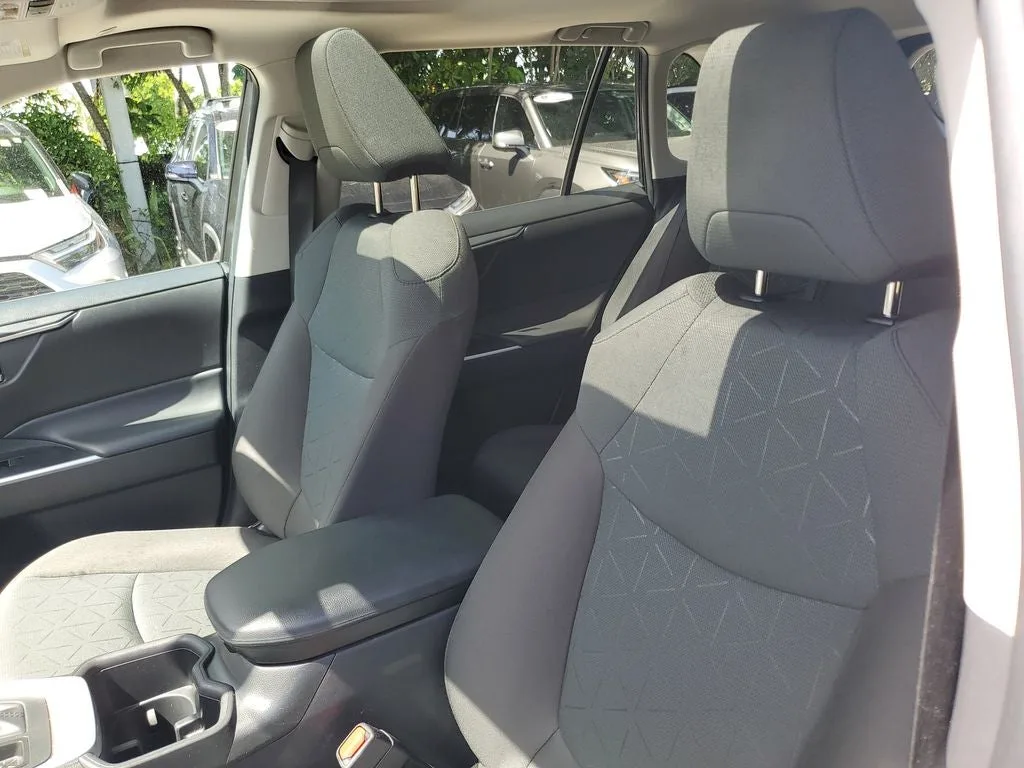 2024 Toyota RAV4 XLE photo 21