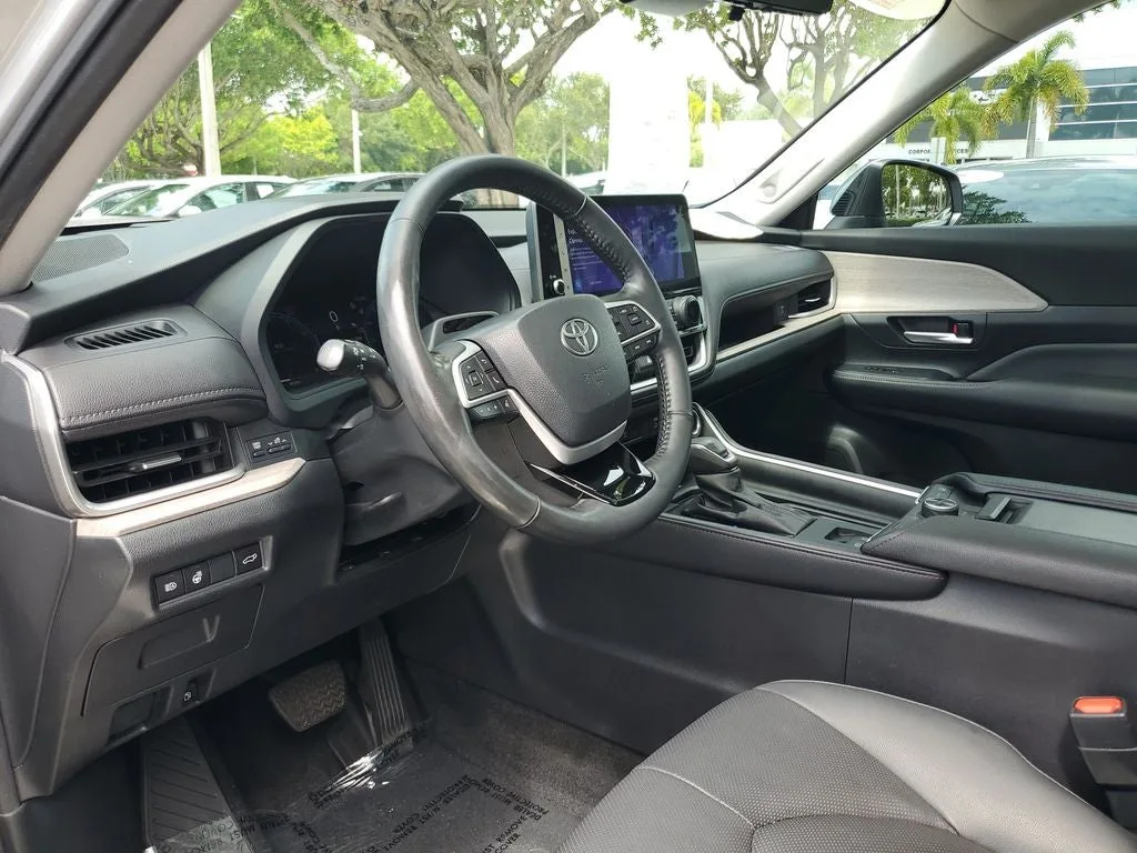 2024 Toyota Grand Highlander Platinum photo 24