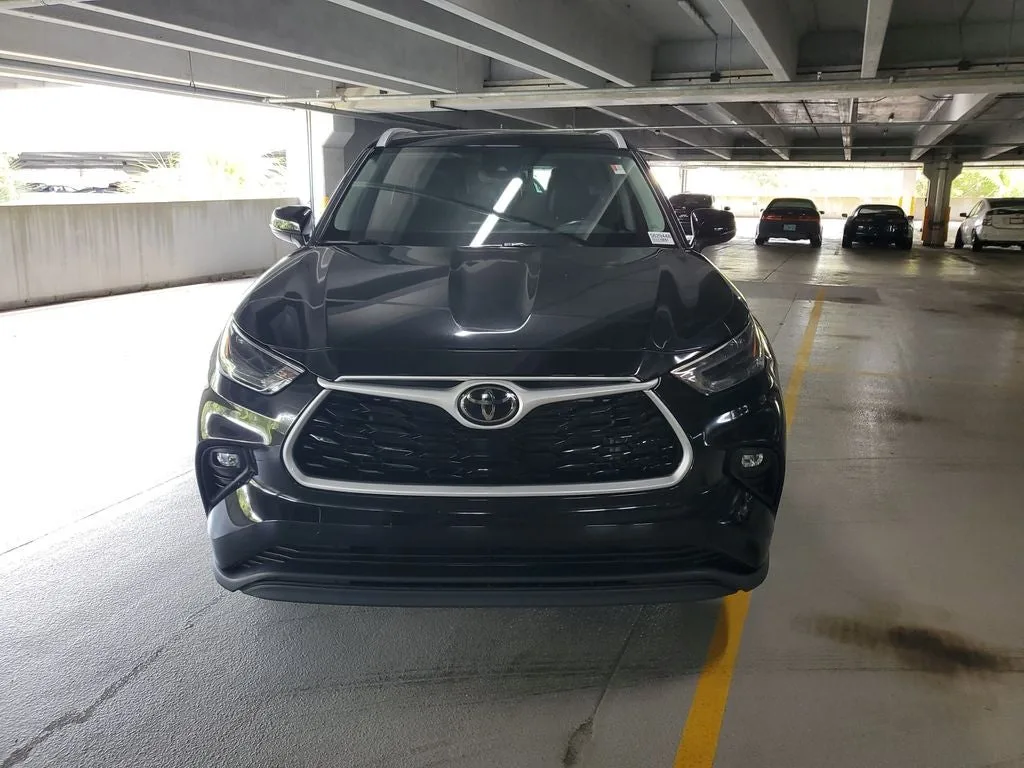 2024 Toyota Highlander XLE photo 2