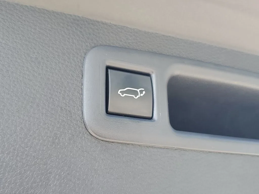 2025 Toyota Highlander XLE photo 11