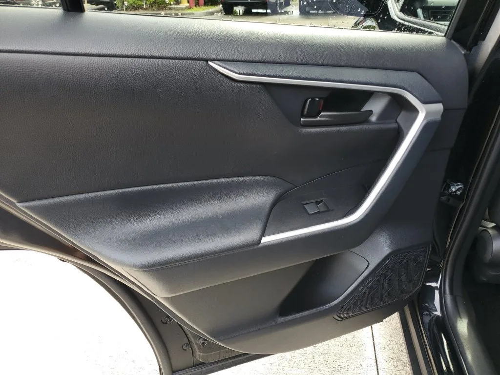 2025 Toyota RAV4 Hybrid LE photo 11