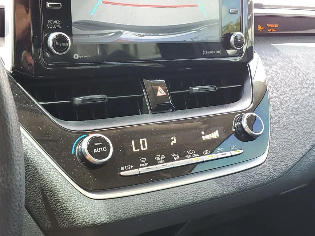 2021 Toyota Corolla LE photo 28