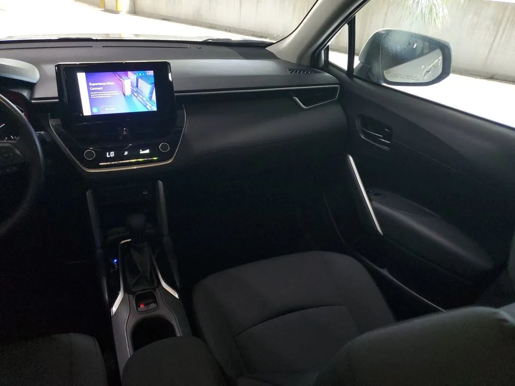 2024 Toyota Corolla Cross LE photo 16