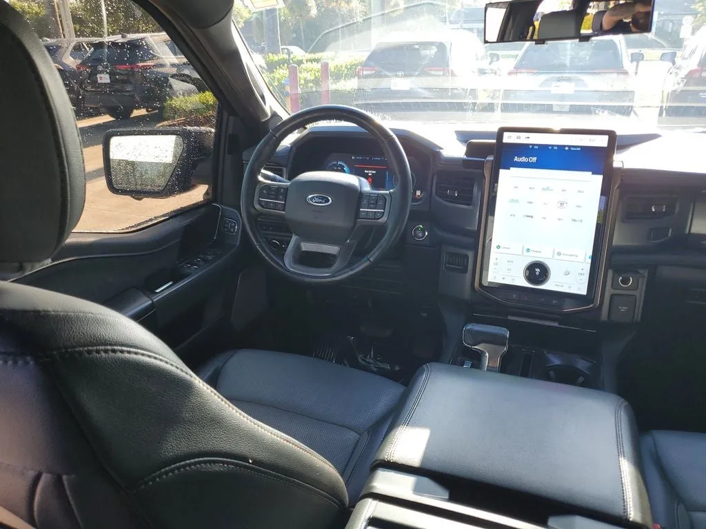 2022 Ford F-150 Lightning Lariat photo 13
