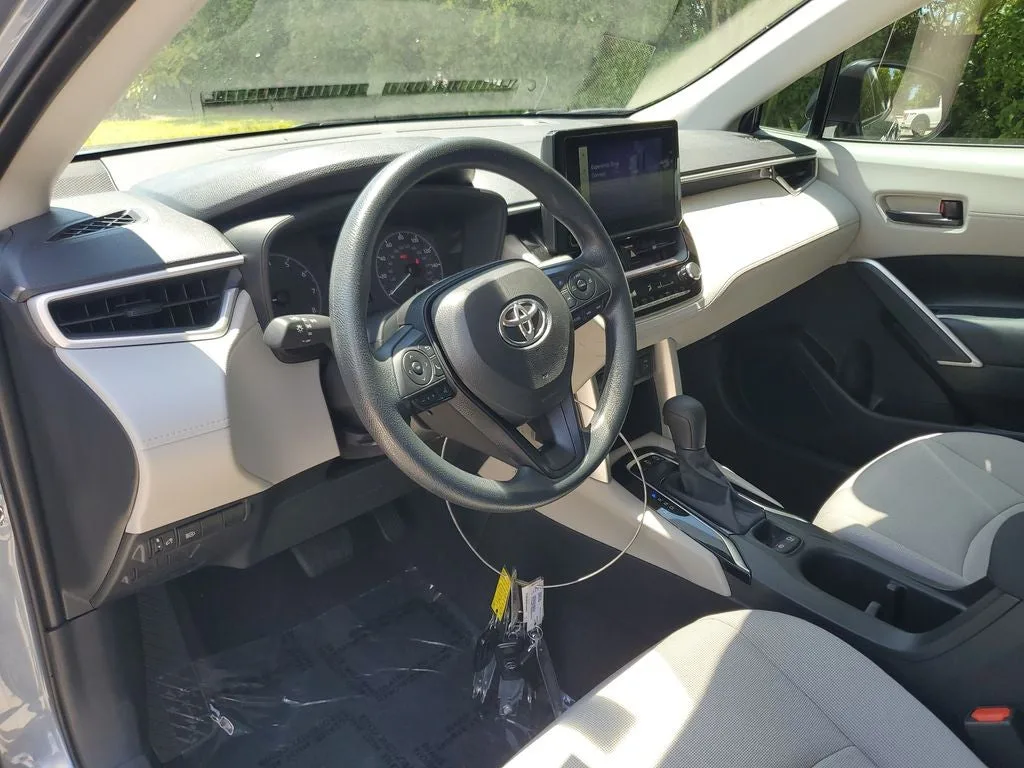 2024 Toyota Corolla Cross L photo 20