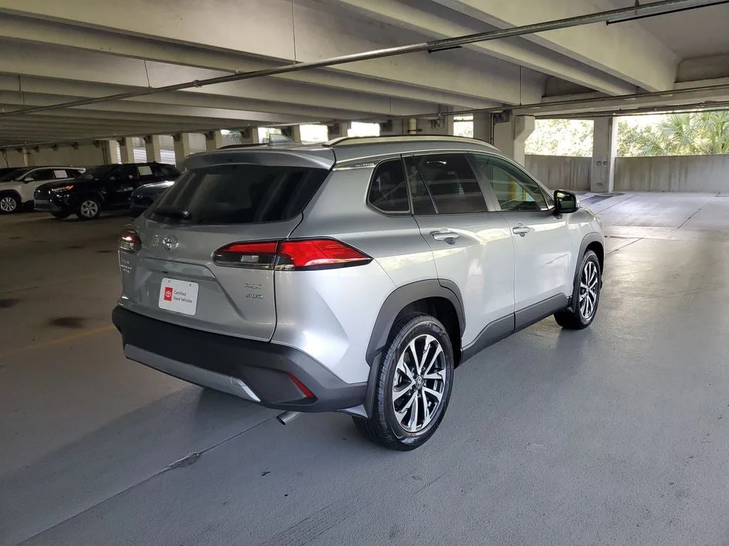 2024 Toyota Corolla Cross XLE photo 4