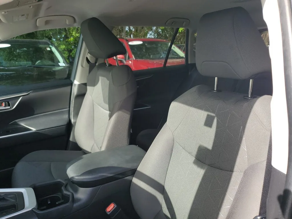2024 Toyota RAV4 XLE photo 19