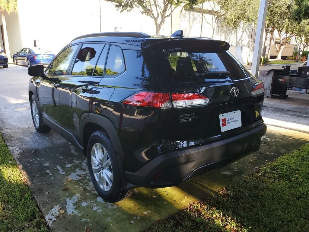 2024 Toyota Corolla Cross LE photo 2