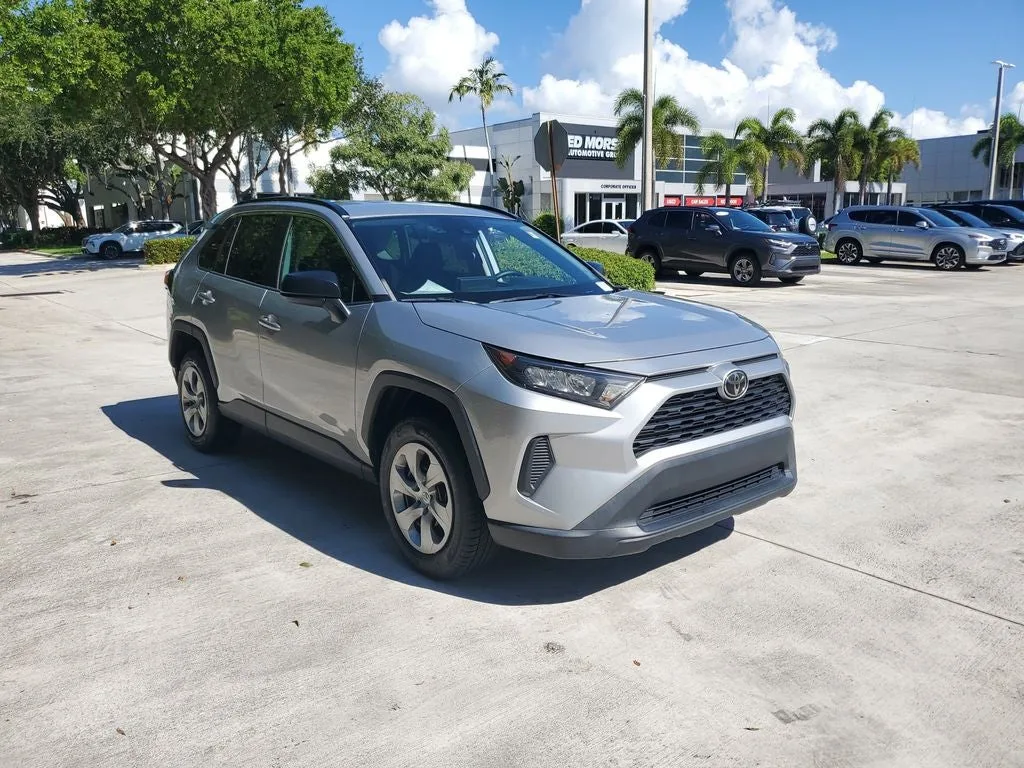 2021 Toyota RAV4 LE photo 3
