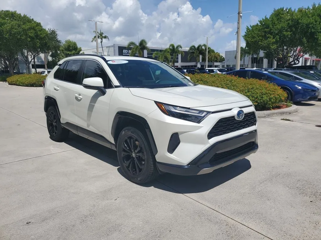 2022 Toyota RAV4 Hybrid SE photo 3