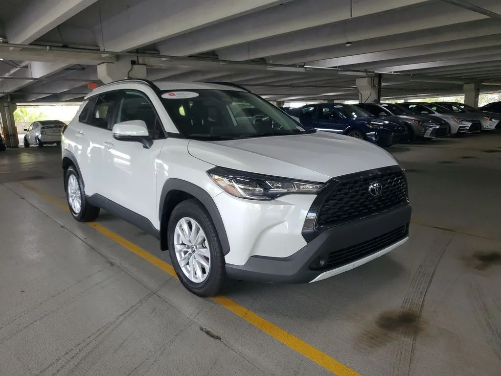 2024 Toyota Corolla Cross LE photo 3