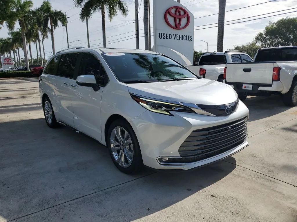 2023 Toyota Sienna Platinum 7 Passenger photo 3