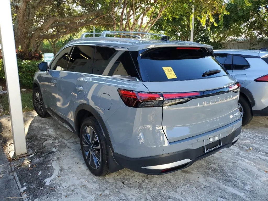 2026 INFINITI QX60 LUXE photo 2