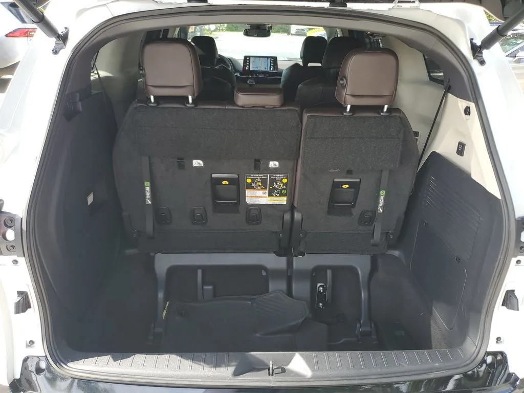 2023 Toyota Sienna Platinum 7 Passenger photo 10