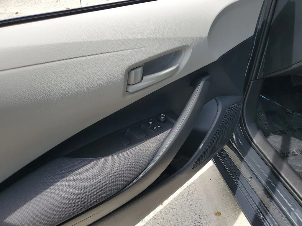 2025 Toyota Corolla LE photo 18