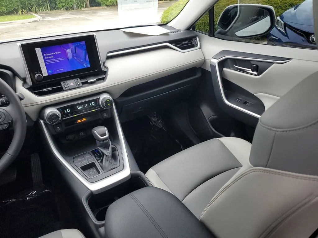 2024 Toyota RAV4 XLE Premium photo 18