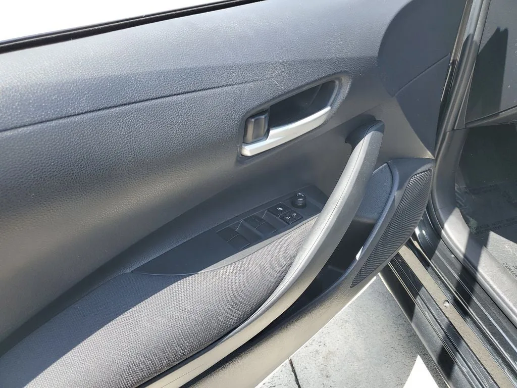 2021 Toyota Corolla LE photo 18