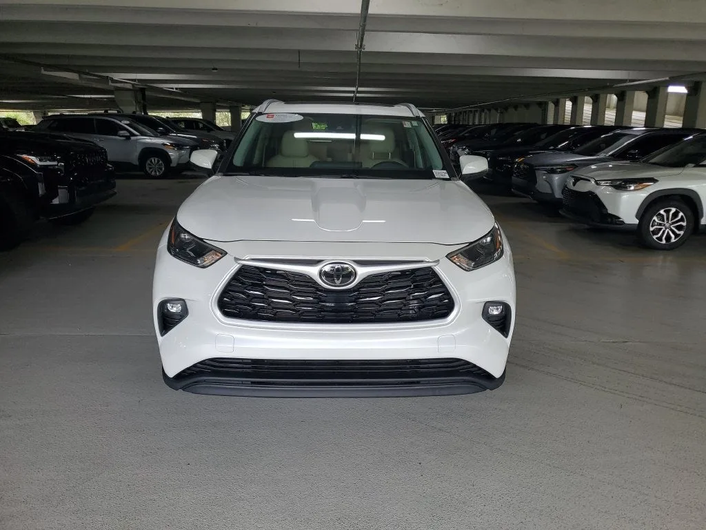 2023 Toyota Highlander XLE photo 2