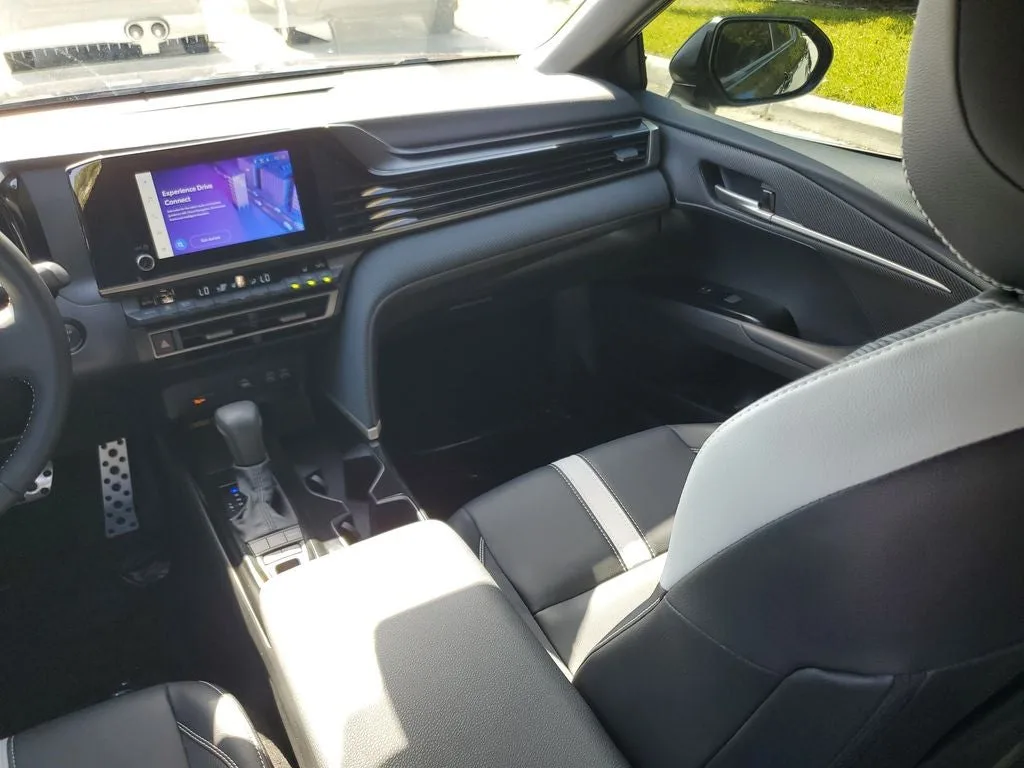 2025 Toyota Camry SE photo 14