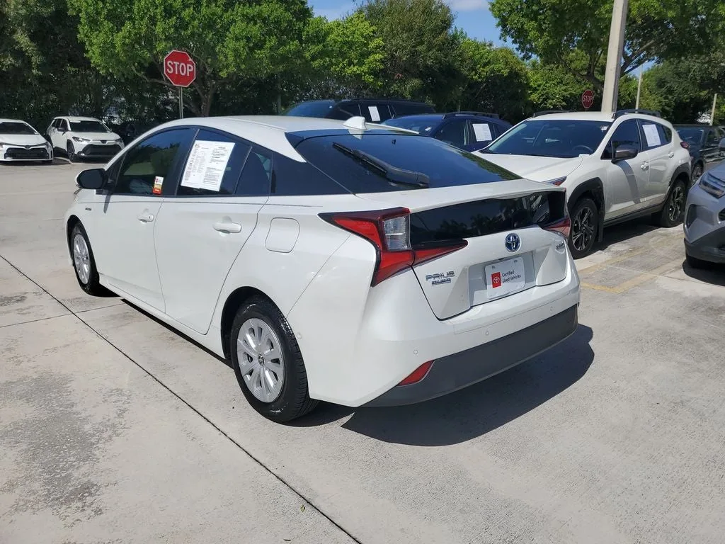 2022 Toyota Prius LE photo 6
