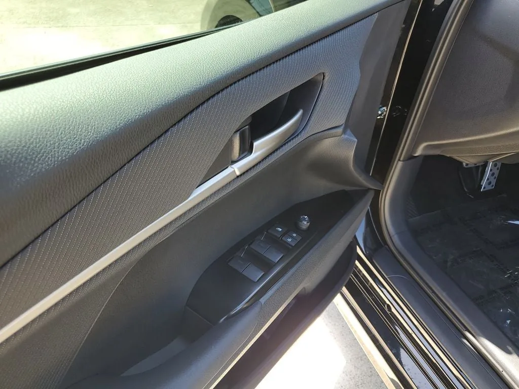 2025 Toyota Camry SE photo 16