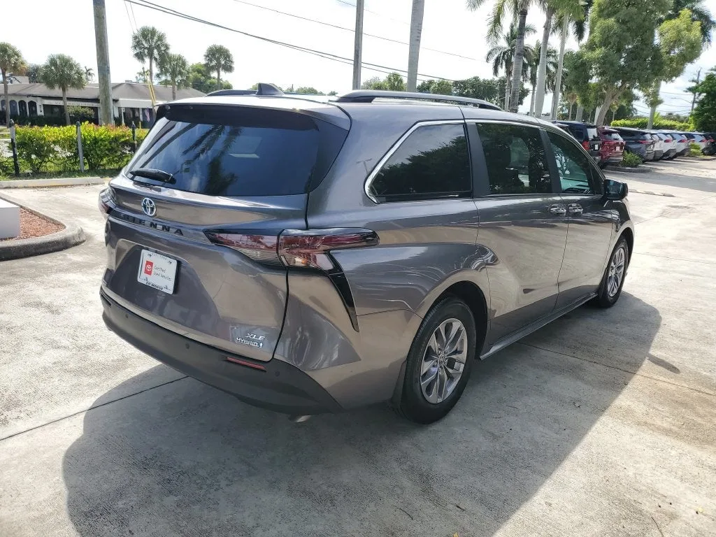 2024 Toyota Sienna XLE 8 Passenger photo 4